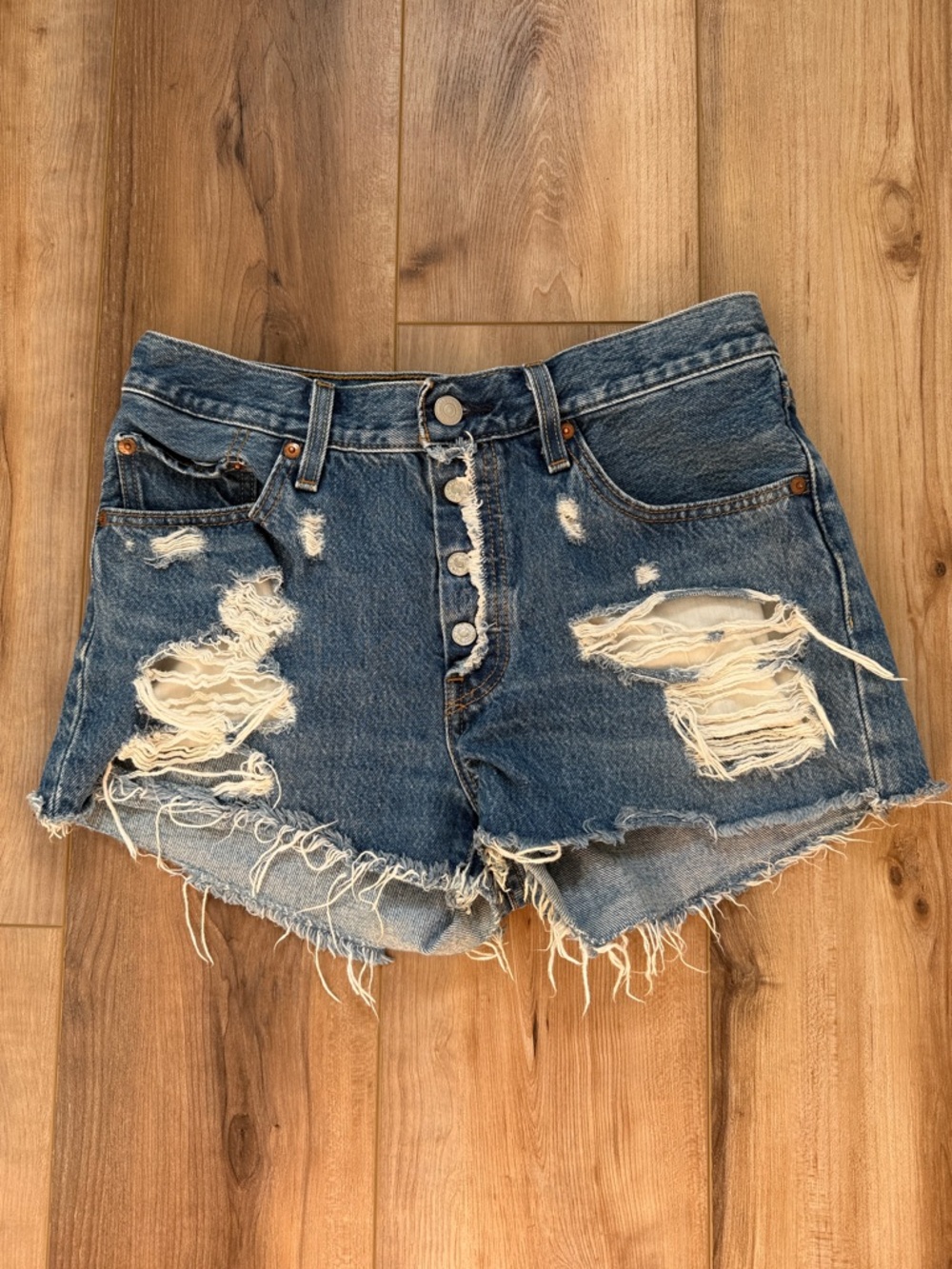 Levi’s Distressed Shorts 28